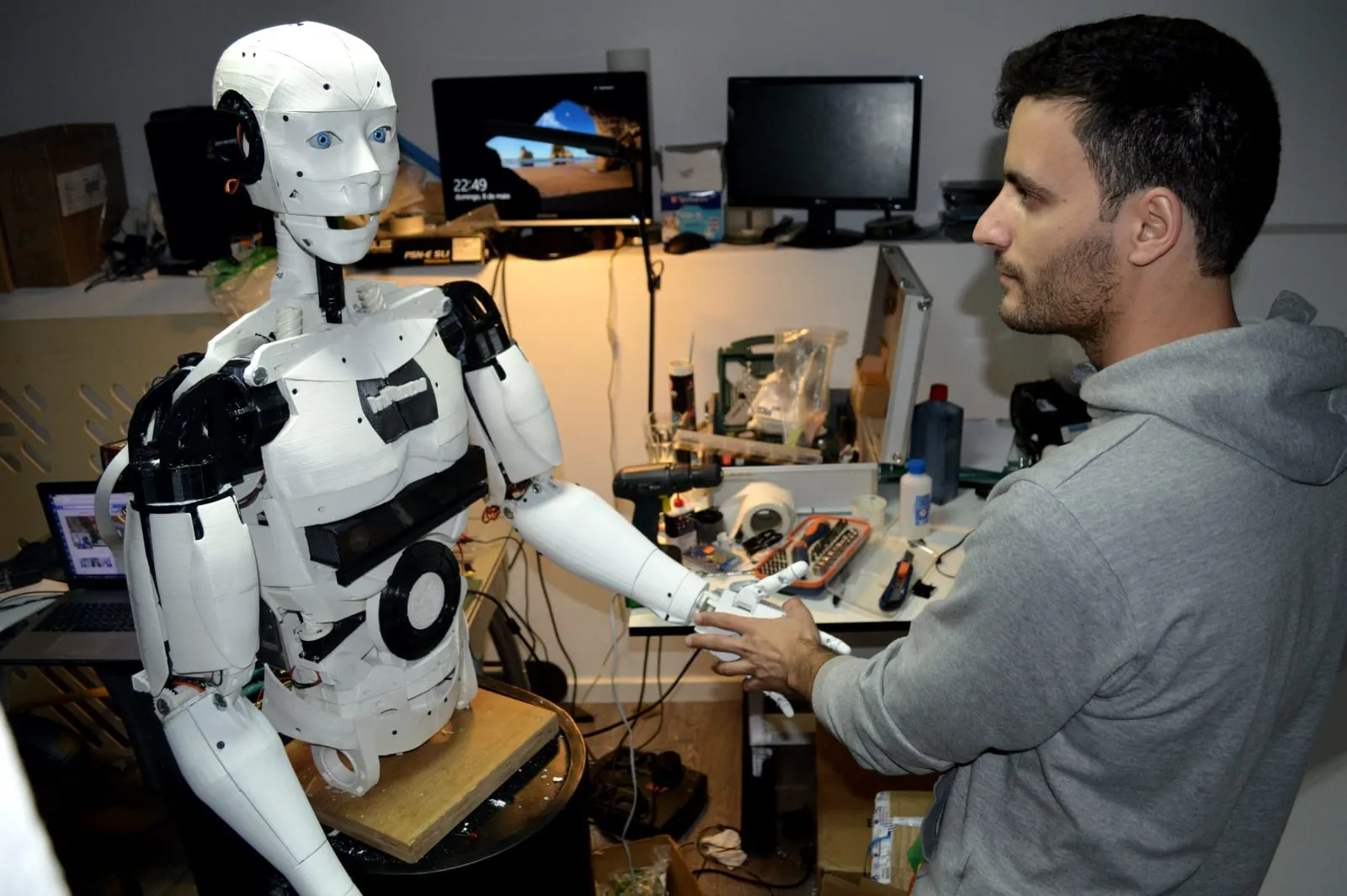 Calibrating the InMoov arms at the workbench