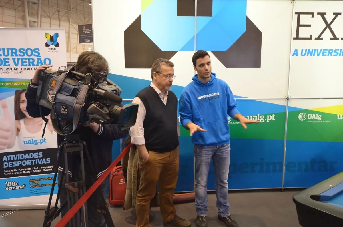 Being interviewed next to the table at UAlg Experience