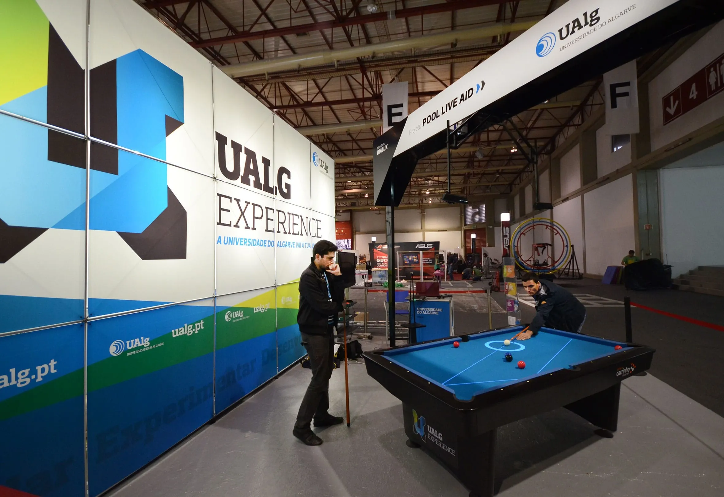 The Pool Live AR table at the UAlg stand, camera and projector above